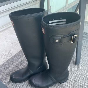 US 6 tall Hunter rain boots